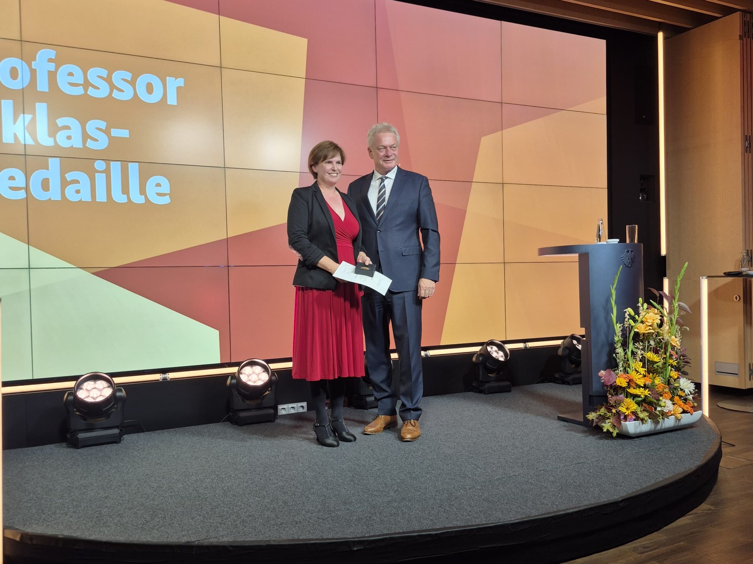 Jana Gรคbert bekommt Professor Niklas-Medaille verliehen